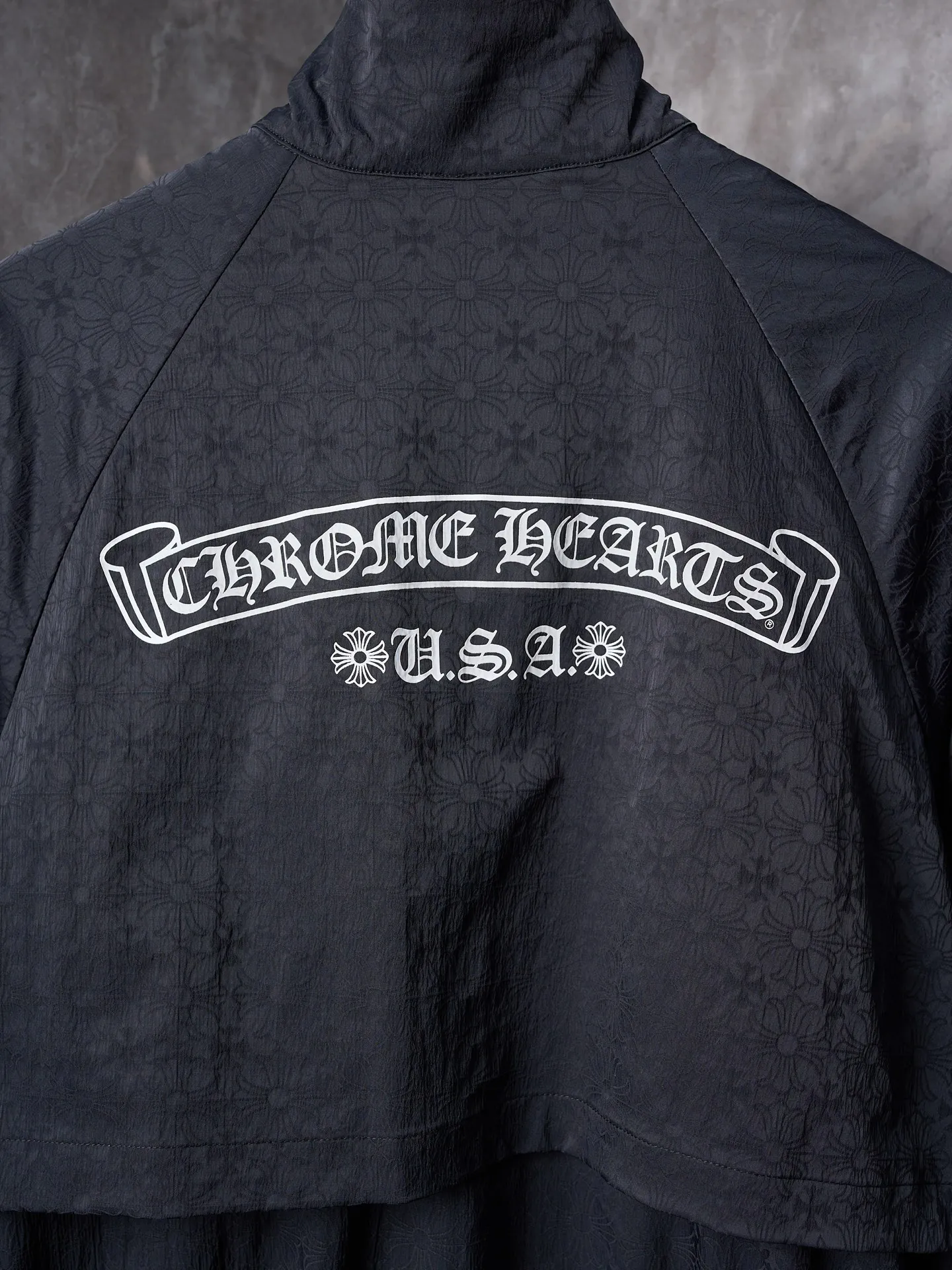 P620 Actual hanging auction】Chrome Hearts/Chrome Heart CH full-print dark pattern woven zipper jacket [Ready stock] S M L Low-key sharpness, full of recognition, interpretation of unparalleled fashion style, casual sophistication, making every touch a ritual experience. Fabric jacquard technology. By weaving the full width of the fabric surface, CH dark jacquard weaving technology controls the interweaving of warp and weft lines. Precisely controls the interweaving density and tension of the yarn to make it more three-dimensional. Glue printing is used. The printing is modified by the film screen three times. Use glue liquid paint to print the pattern on the fabric. Bake the fabric to fix the printing pattern. Infrared positioning cutting machine. The infrared transmitter and infrared receiver are used to achieve precise positioning of the material. The accuracy can reach the micron level, thereby meeting the effect of high-precision cutting of alignment and striping. Process 4: The fabrics are washed and have a better hand feel and texture. It is not easy to deform, not easy to shrink, not easy to fade, and maintains long-term beauty and loose fit.